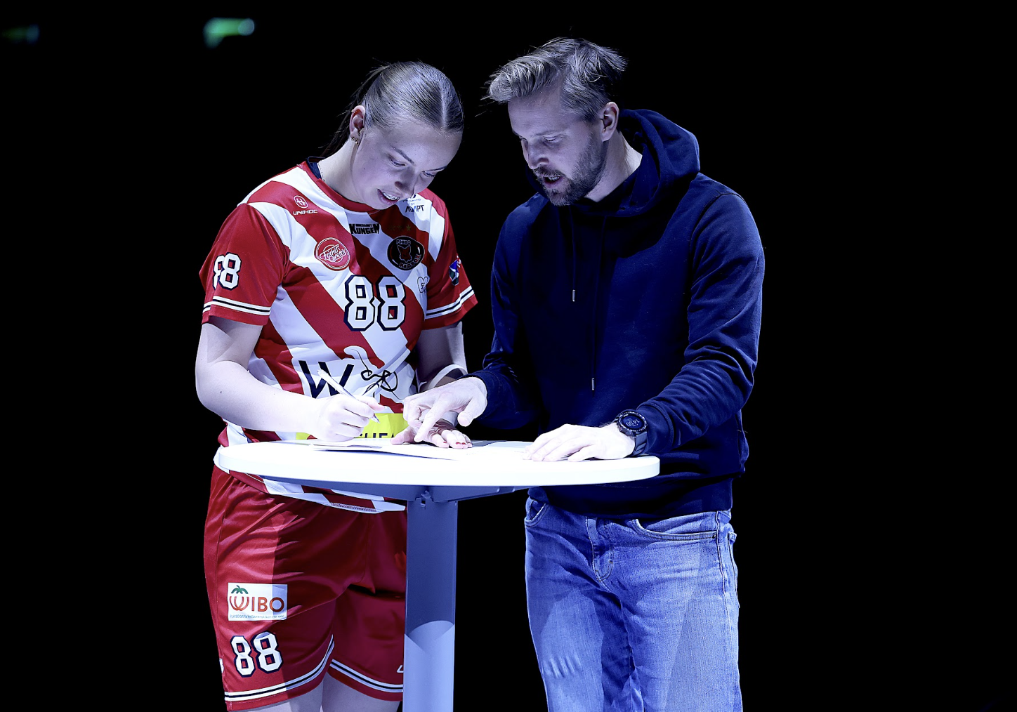 Ellen Lundin skriver "långtidskontrakt".