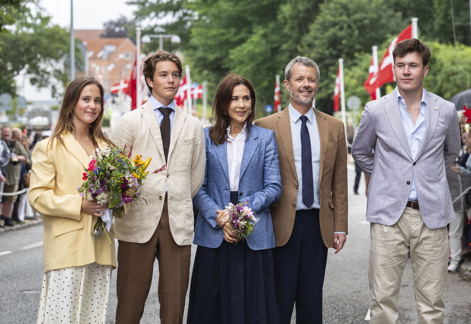 Kongeparret og deres tre børn blev mandag officielt budt velkommen til Gråsten.