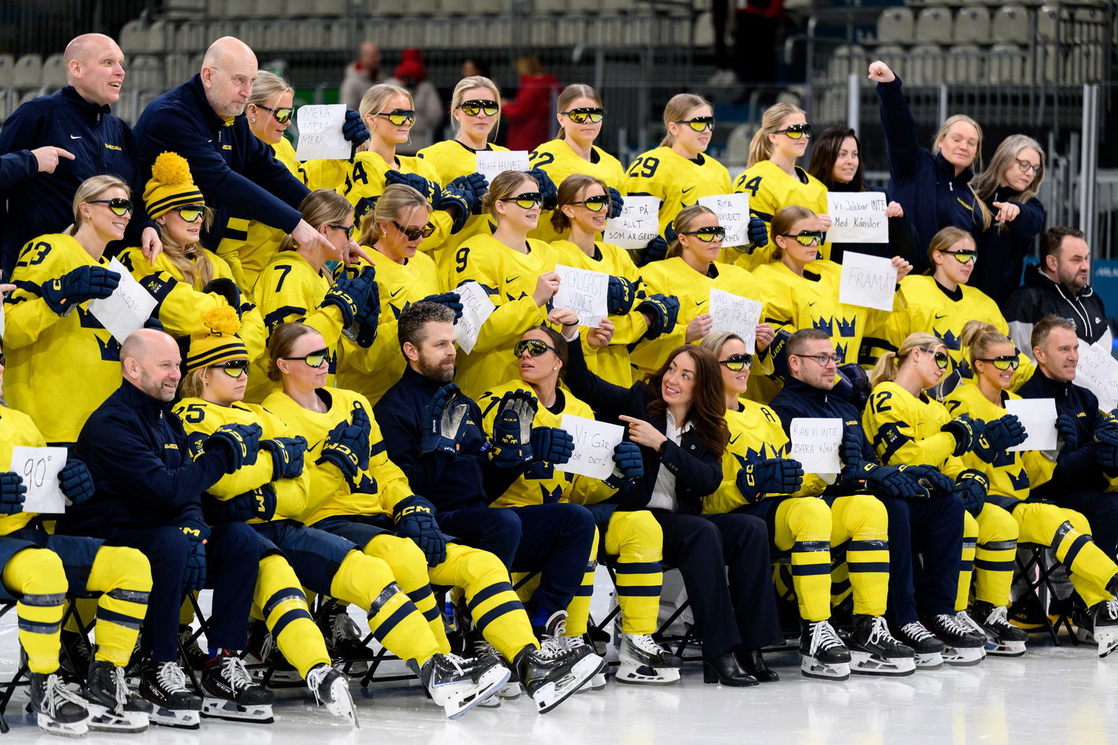 Damkronorna är på plats.