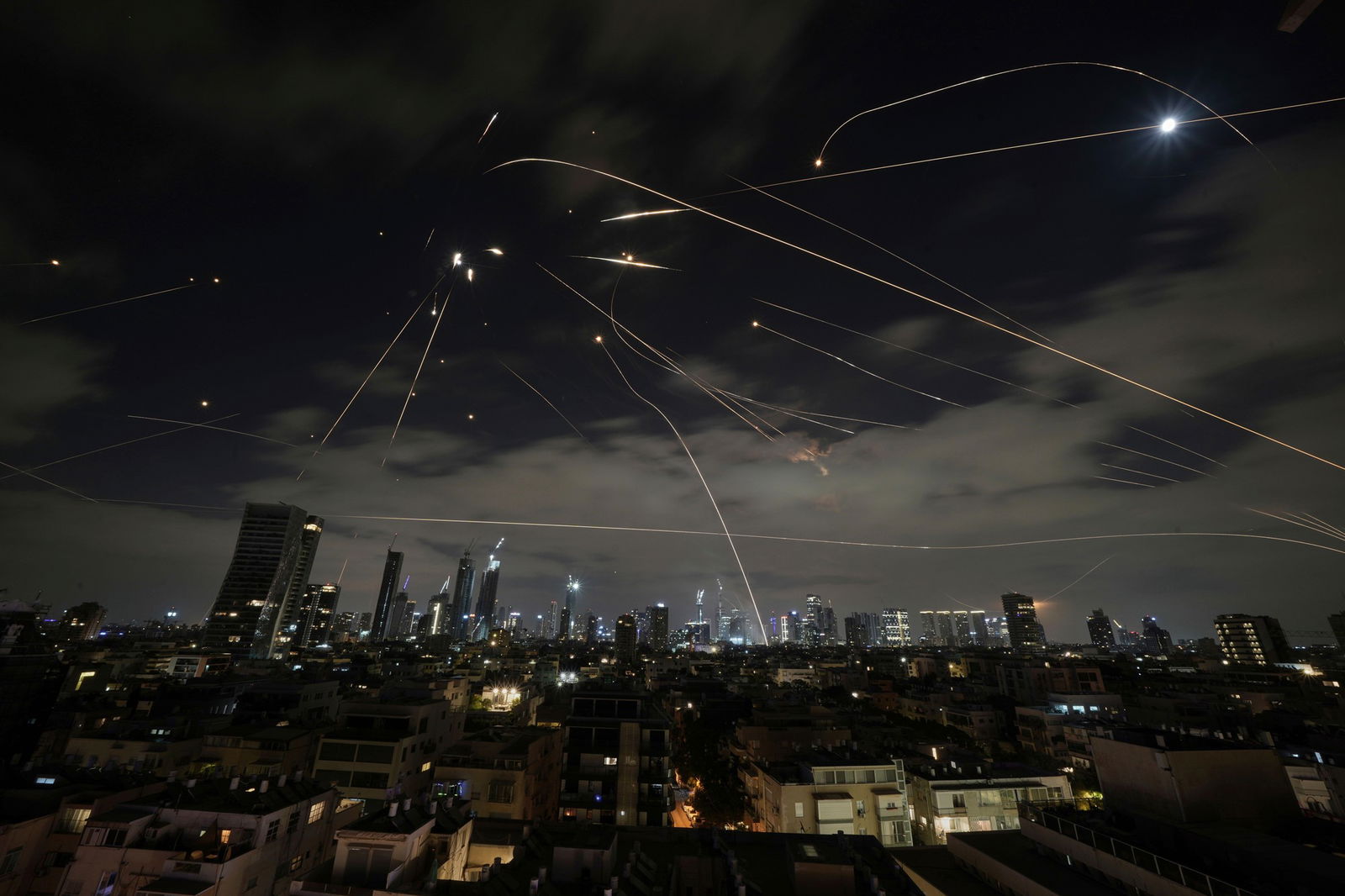 Iranian missiles hit Tel Aviv