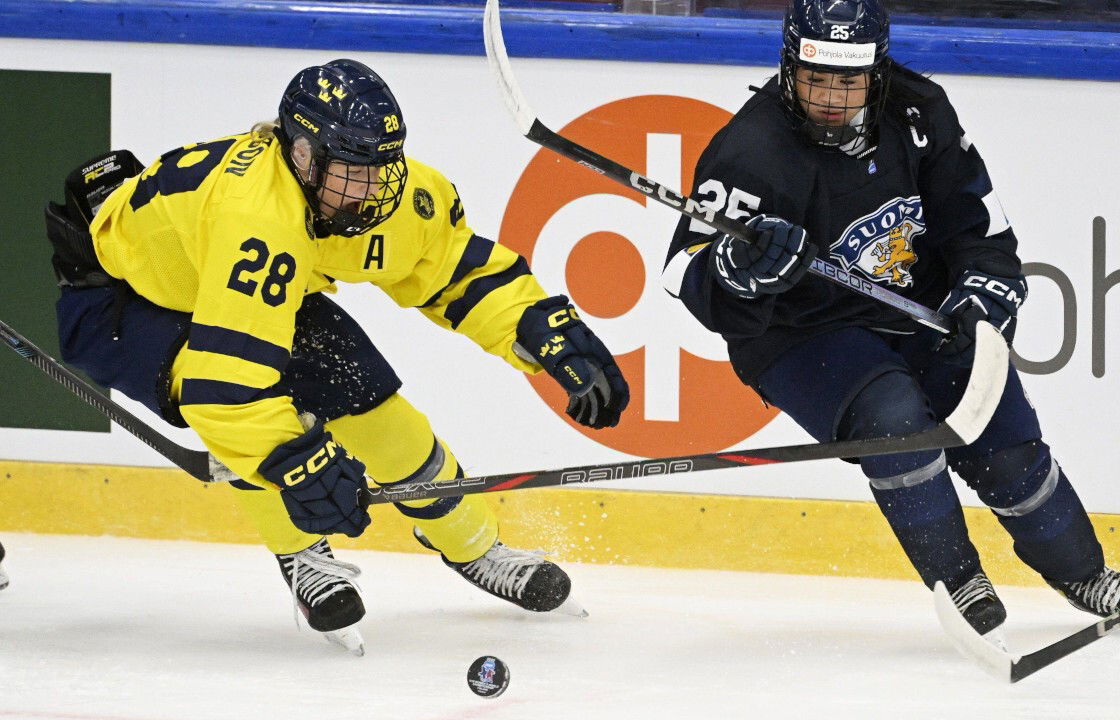Meja Andersson (vänster) är klar för HV71. Foto: Aimo Kovistio/Lehtikuva/Alamy