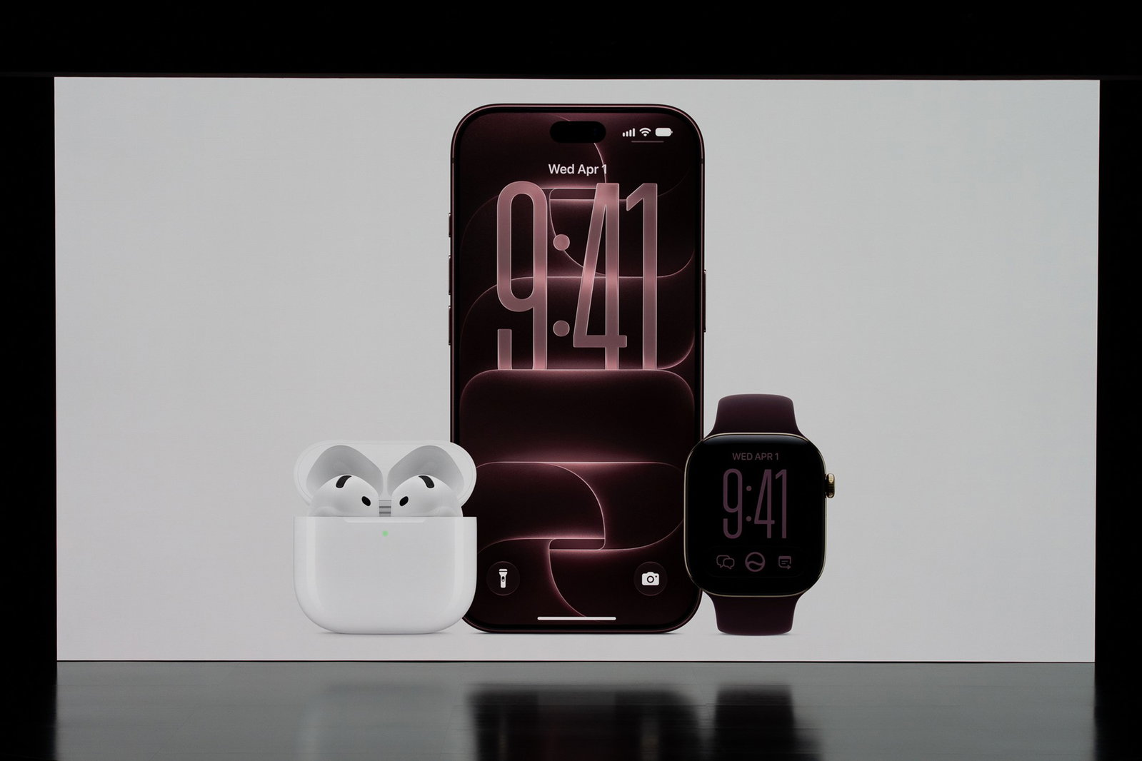 Cận cảnh iPhone Duo trên sân khấu