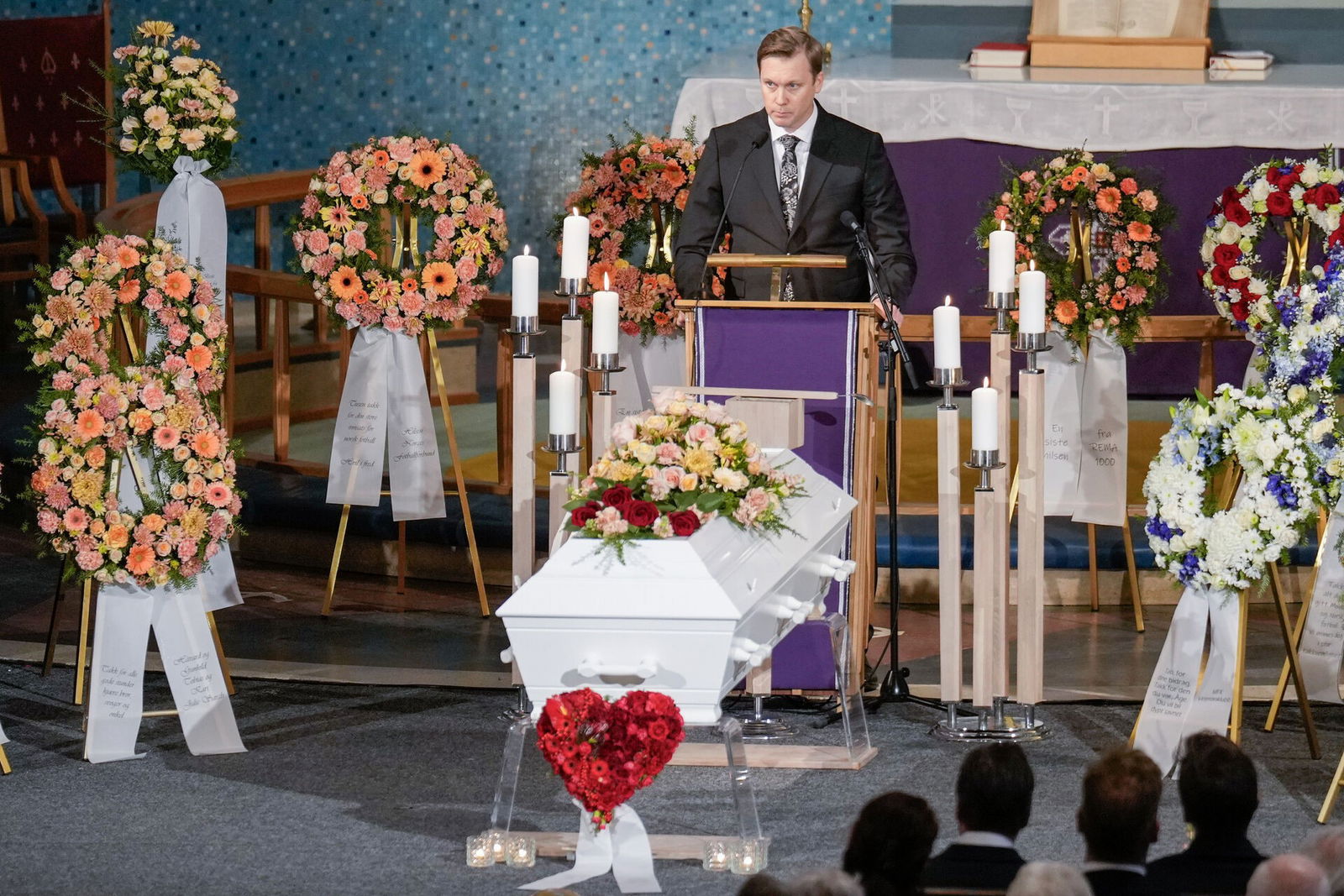 Sønnen Bendik Hareide taler nu.