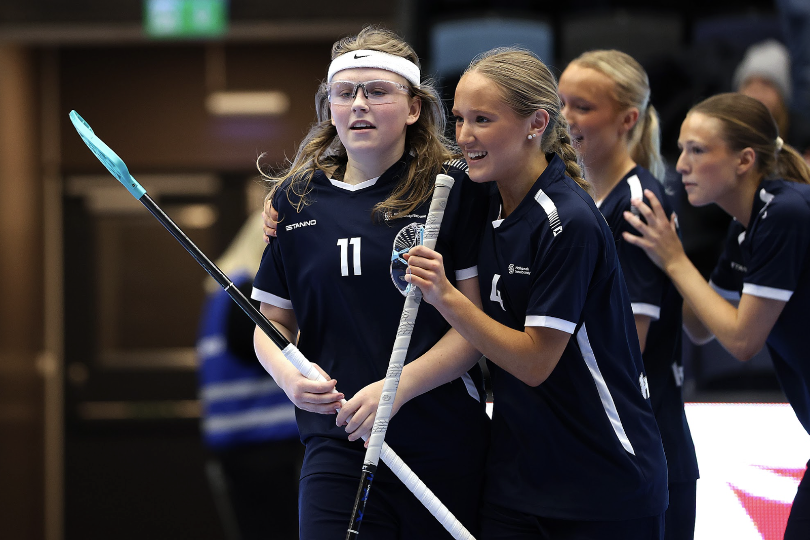 Moa Berggren kramas om efter avgörandet.