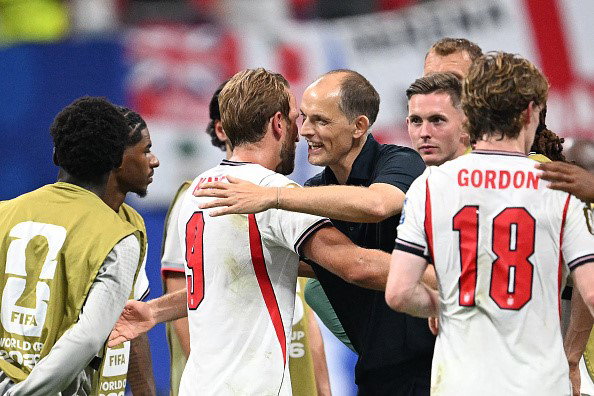 Tuchel hugs Kane after the win