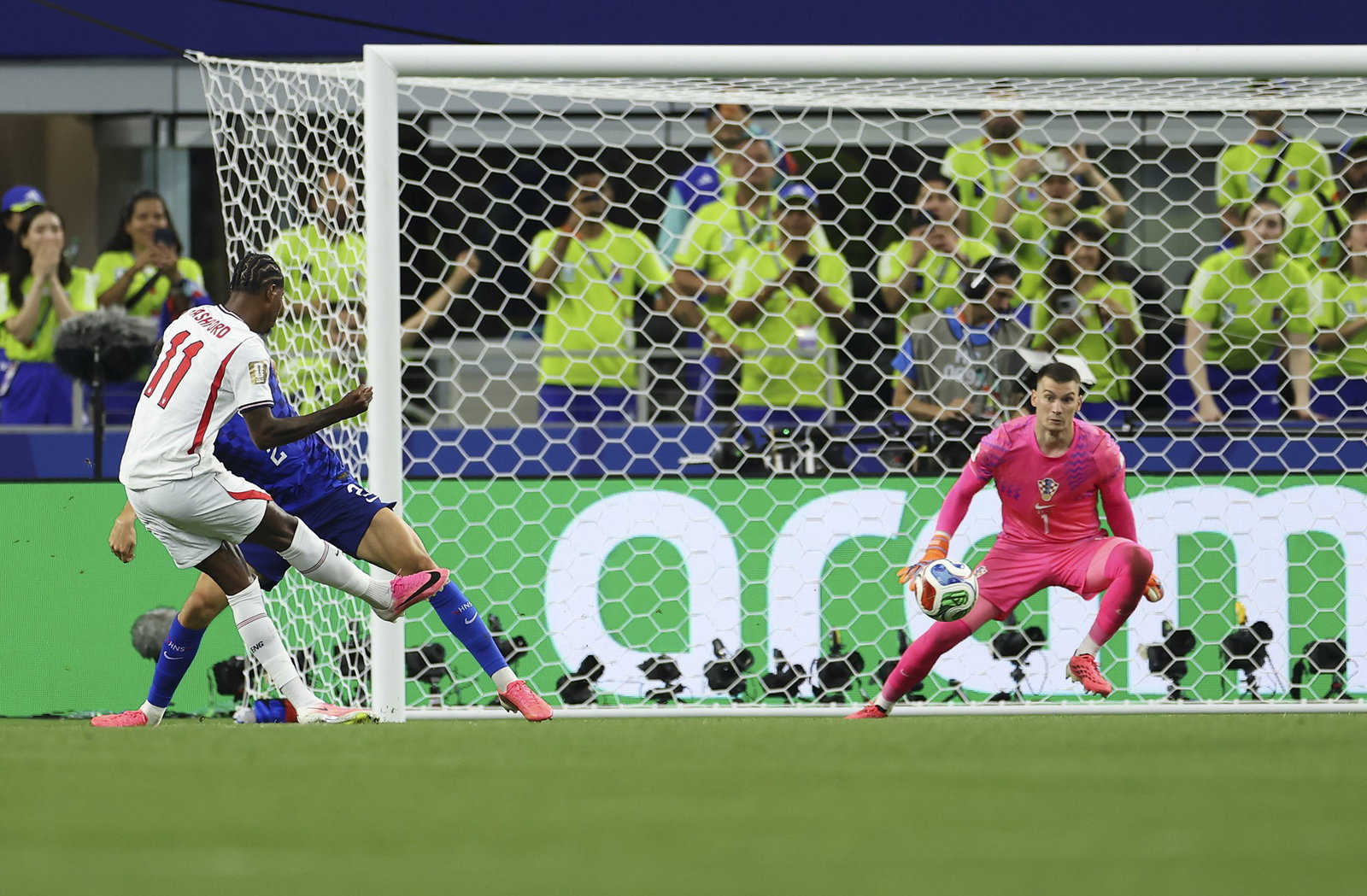 Marcus Rashford scores his team's fourth goal