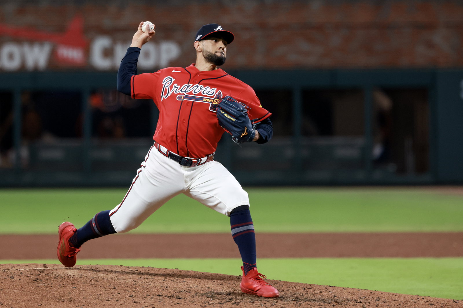 Braves pitcher Robert Suarez delivers to a Phillies batter.