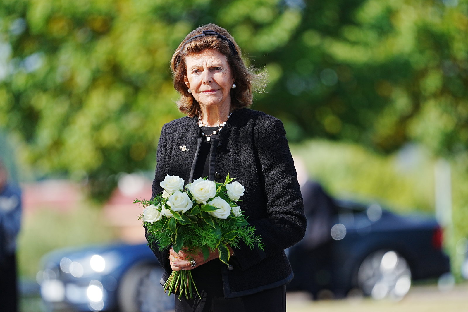 kung-haakon-l-mnar-posten-i-fn-live-fr-n-svensk-dam